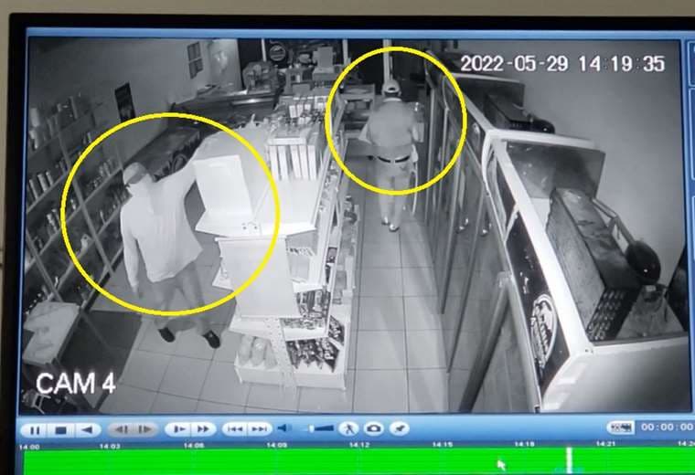 Los dos sujetos ingresaron a robar a cuatro negocios, fueron captados por las cámaras