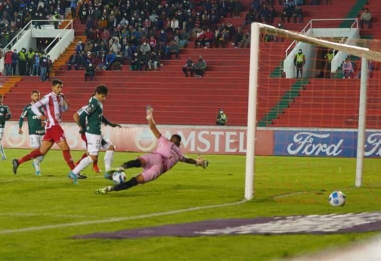 Uno de los goles de Veiga, delantero de Palmeiras, a Independiente. Foto: APG