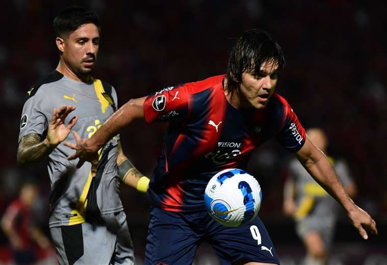 Marcelo Martins con la pelota. El delantero boliviano de Cerro Porteño. Foto. AFP