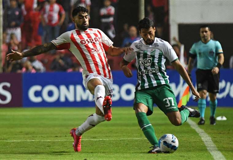 Leo Sánchez, de Oriente, se lleva la pelota ante un rival de Unión. Foto. AFP