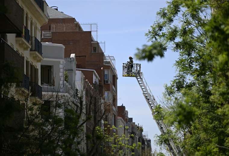 Un bombero en el edificio donde se produjo una explosión en Madrid/Foto: AFP
