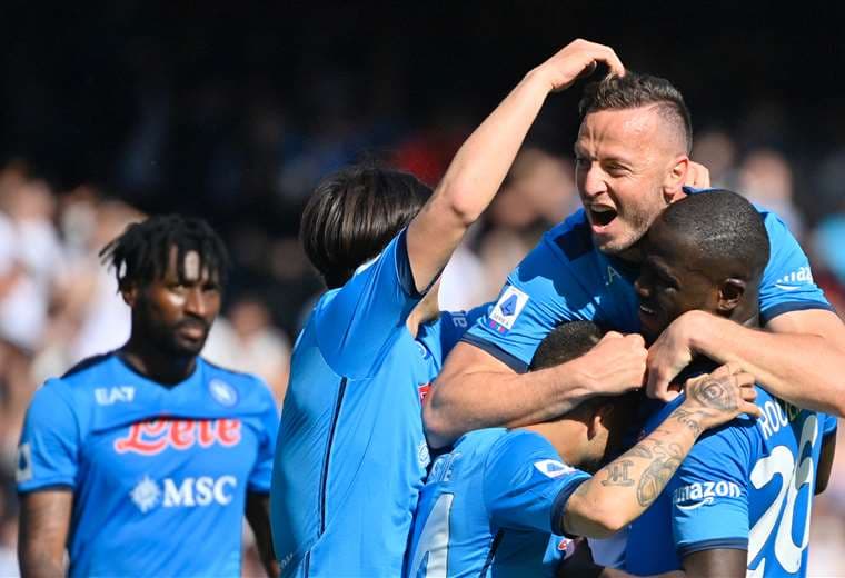 Los jugadores del Nápoles festejan el triunfo sobre Torino. Foto: AFP