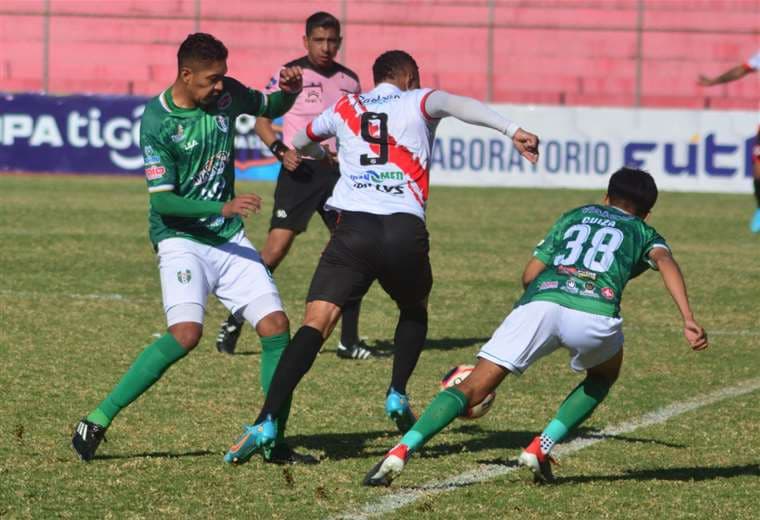 Real Tomayapo y Nacional Potosí juegan en el IV Centenario de Tarija. Foto. APG