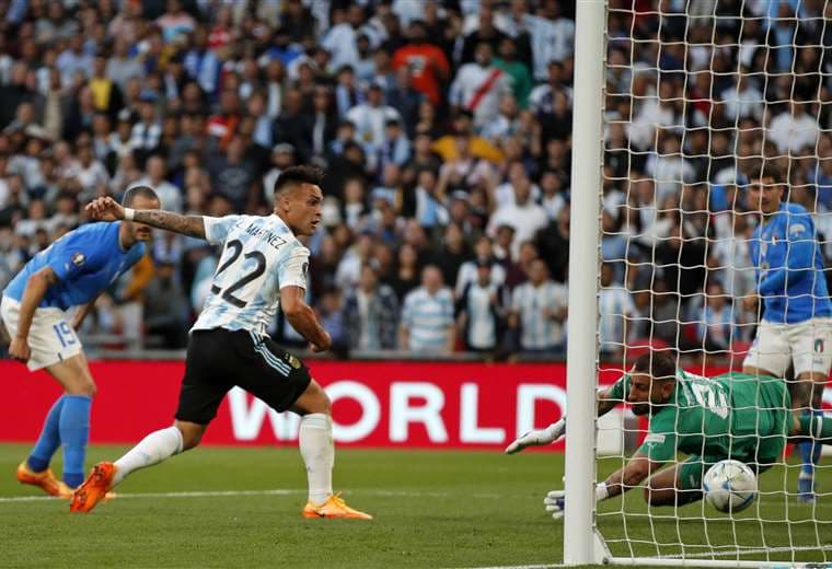 El gol de Lautaro Martínez, de Argentina, a la seleccion italiana. Foto: AFP