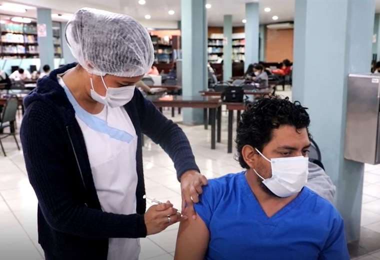 Punto de vacunación en la Udabol