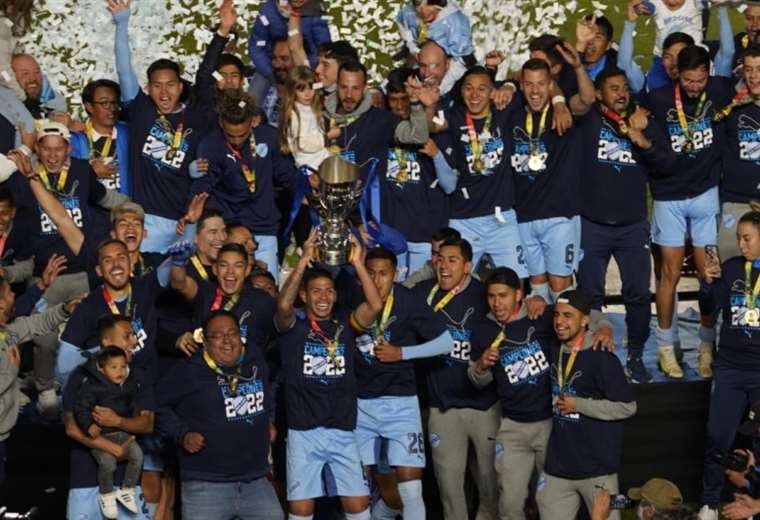 La celebración de los jugadores de Bolívar con el trofeo de campeón. Foto: APG Noticias