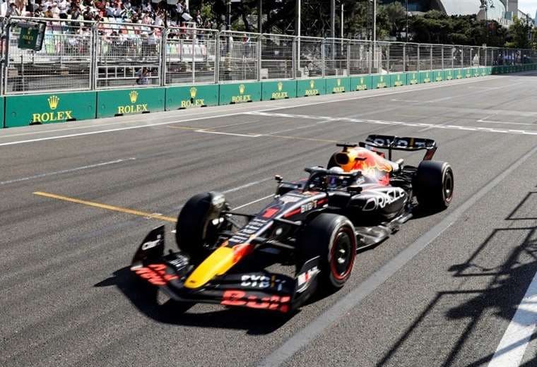 Max Verstappen al momento de cruzar la meta como vencedor. Foto: AFP