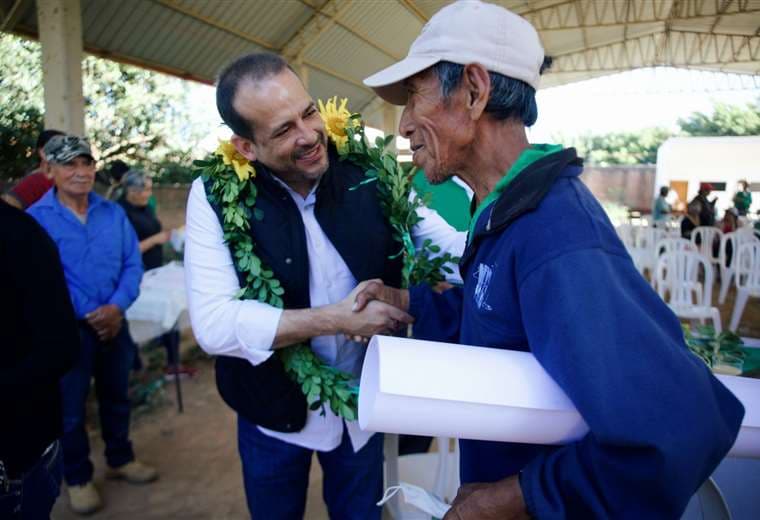 El gobernador Luis Fernando Camacho visitó San Julián donde entregó donaciones de ONG
