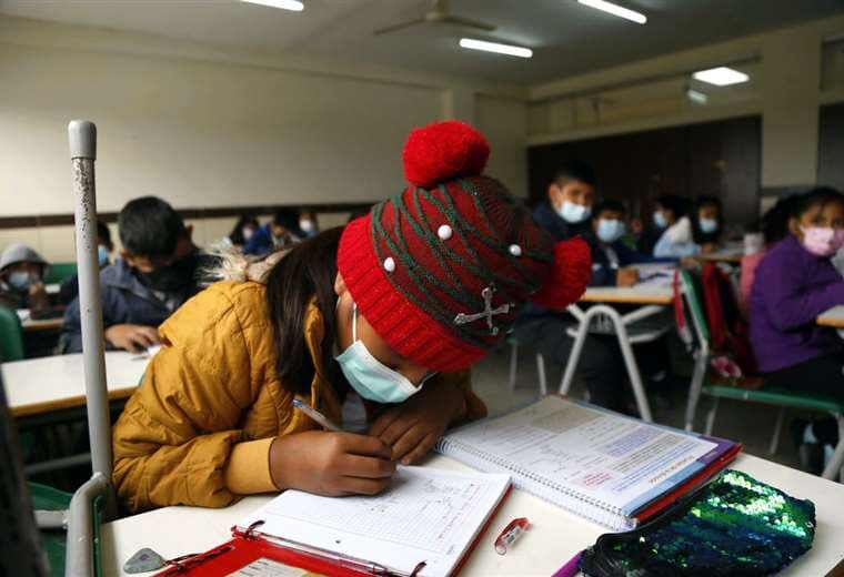 Estudiantes asisten a clases pese a frías temperaturas 