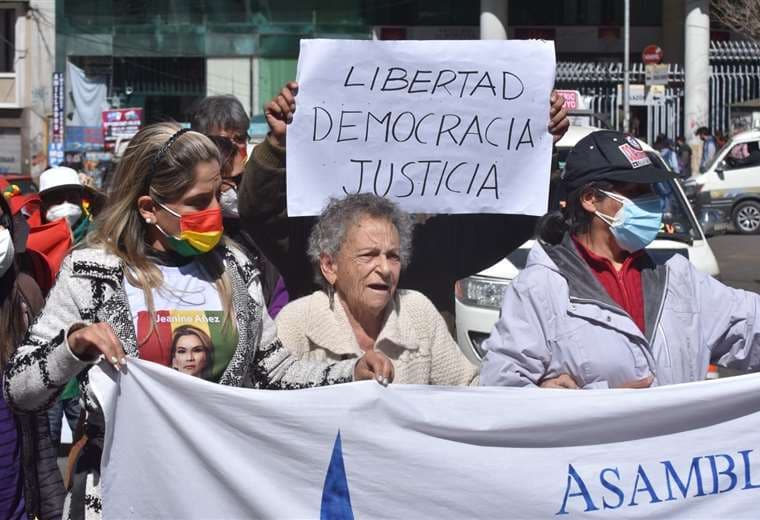 Carvajal (centro) encabezó la protesta como representante de DDHH. Fotos: APG Noticias