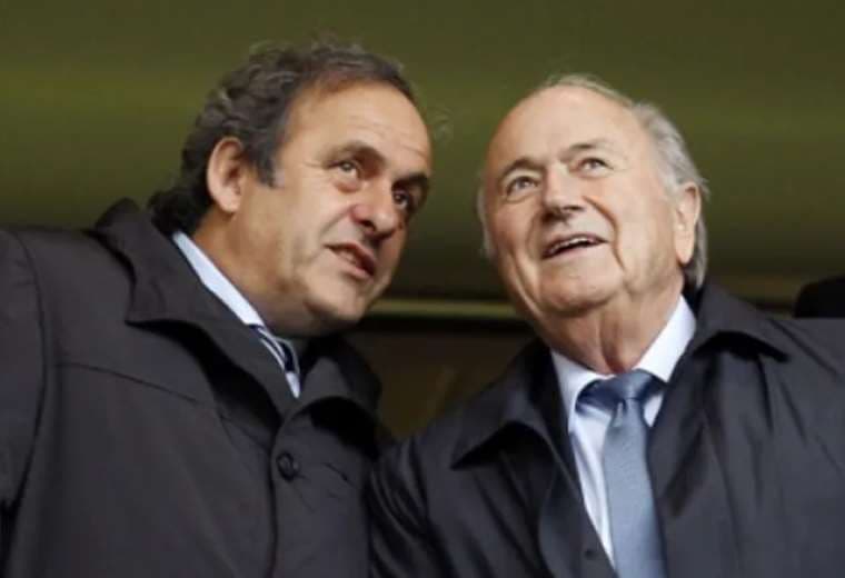 Platini y Blatter sabrán el 8 de julio la decisión sobre su caso. Foto: Internet