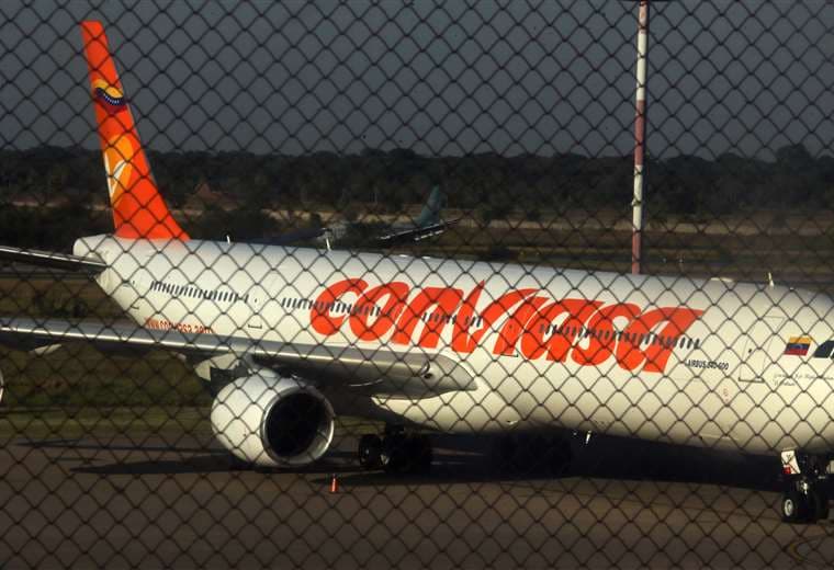 El avión de Conviasa llegó ayer a Viru Viru, hay pasajeros están varados/Foto: F. Landívar