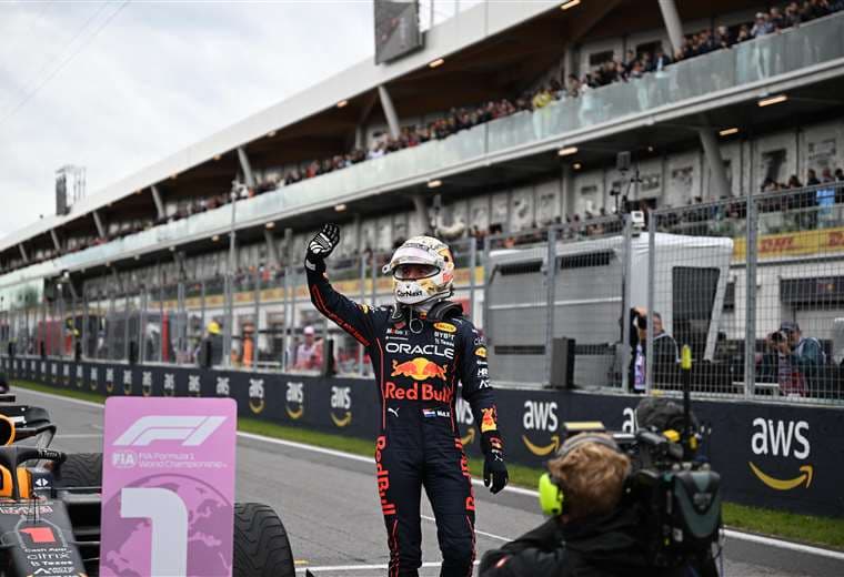 Verstappen saluda a la afición que asistió este sábado al circuito. Foto: AFP