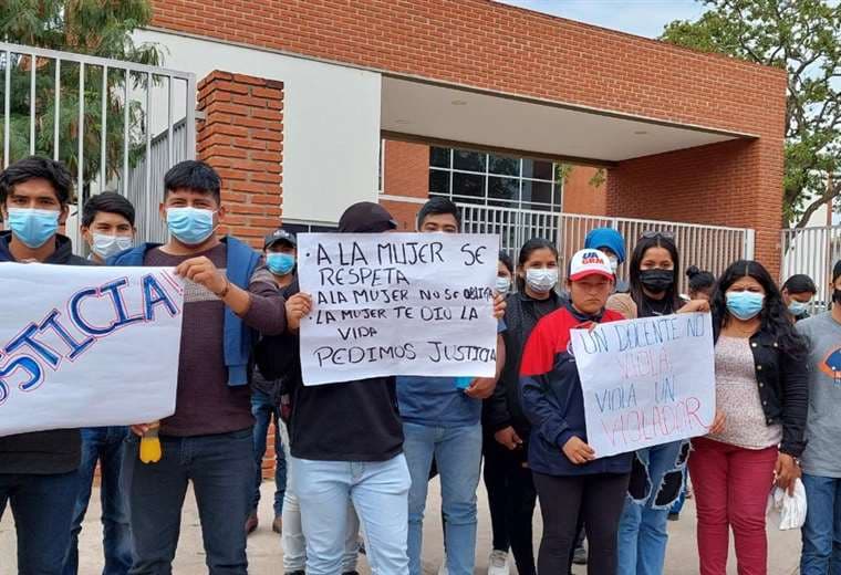 Alumnos protestan por los casos de violación en la Uagrm