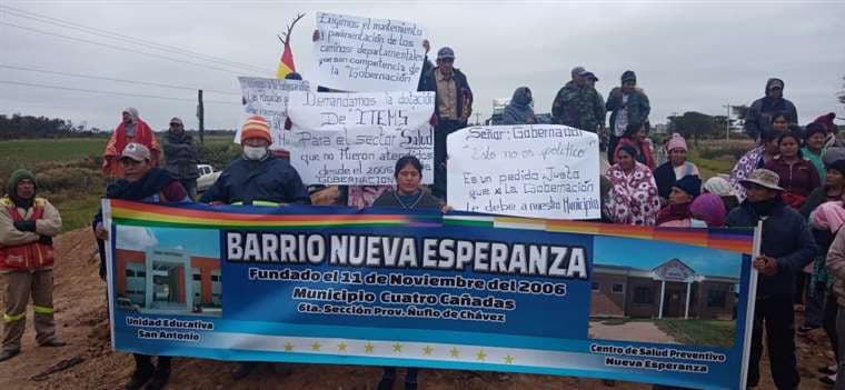 El bloqueo en Cuatro Cañadas se fortaleció con la llegada de más personas.