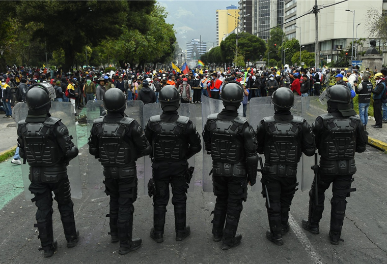 Policías e indígenas se enfrentan en Ecuador