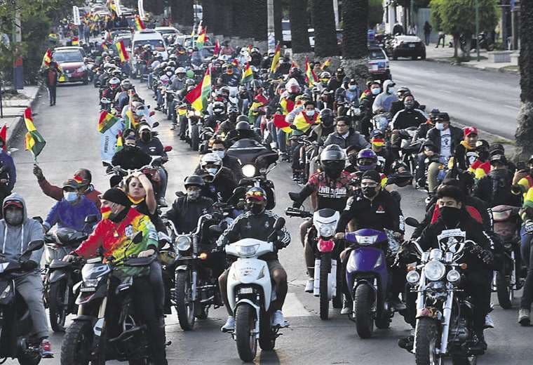 Motoqueros en Cochabamba protestan contra la Justicia y piden la liberación de Áñez