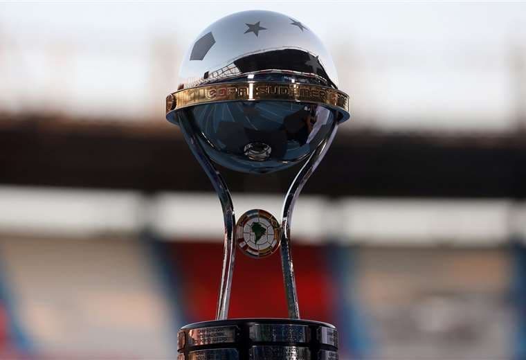 El trofeo de la Copa Sudmericana. Foto: internet