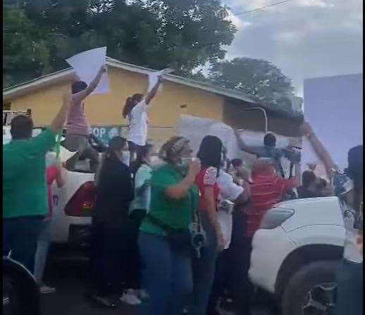 Enfermeras protestan afuera del Cenetrop, por un salario justo