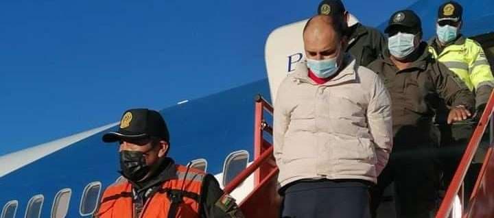 Misael Nallar desciende del avión que lo trajo de Santa Cruz
