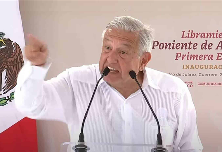 López Obrador molesto con los que critican a su hijo en las redes. Foto. Internet 