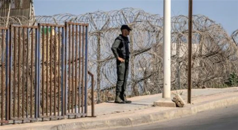 Guardia Civil custodia el paso fronterizo en Melilla. Foto: AFP