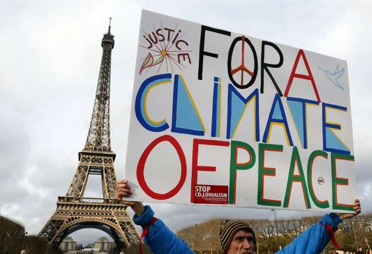 Activistas protestan en París ante cumbre climática