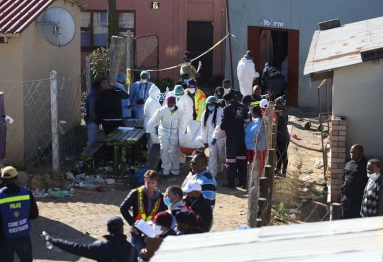 Policía no cuenta con pistas sobre la muerte de 21 personas en un bar de Sudáfrica