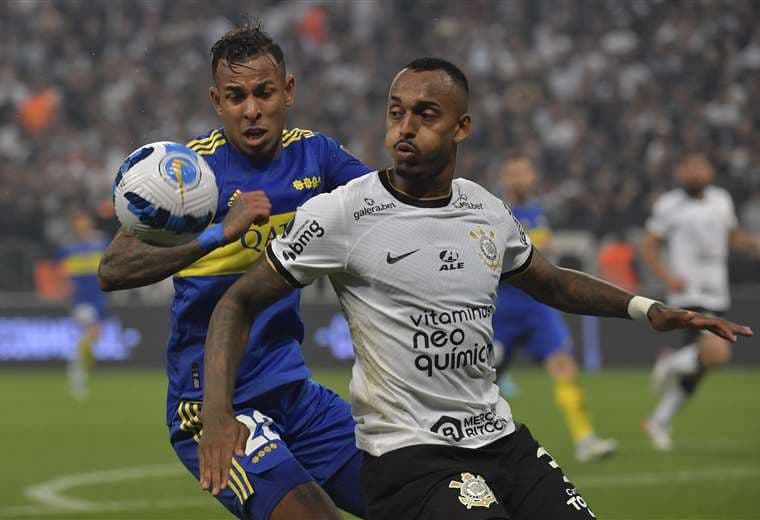 El duelo por la pelota entre Villa y Raul Gustavo. Foto: AFP