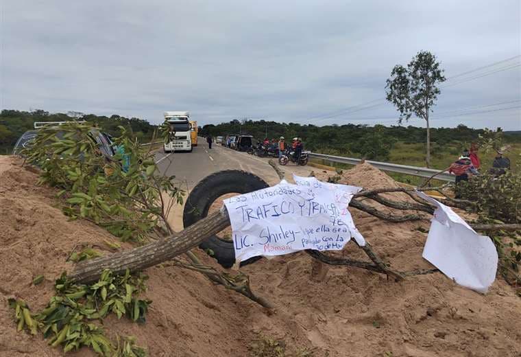 Pobladores de La Guardia bloquean la ruta a Camiri en demanda de obras 