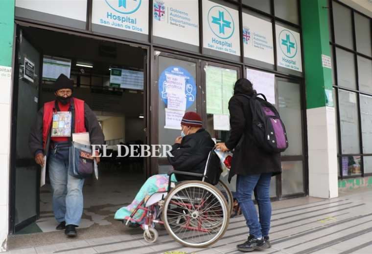 Los pacientes buscan atención en el San Juan de Dios / Foto: Juan Carlos Torrejón