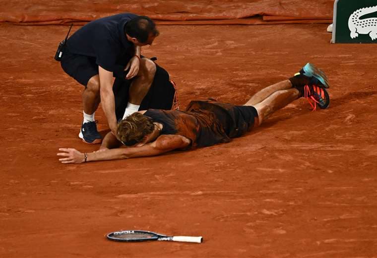 Zverev en el suelo tras sufirir una grave lesión. Foto: AFP