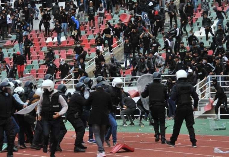 La violencia en el fútbol marroquí dejó 68 heridos y policías heridos. Foto: Internet
