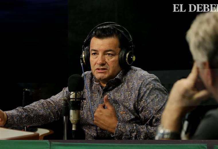 El alcalde estuvo en la cabina de EL DEBER Radio. Fotos: Ricardo Montero