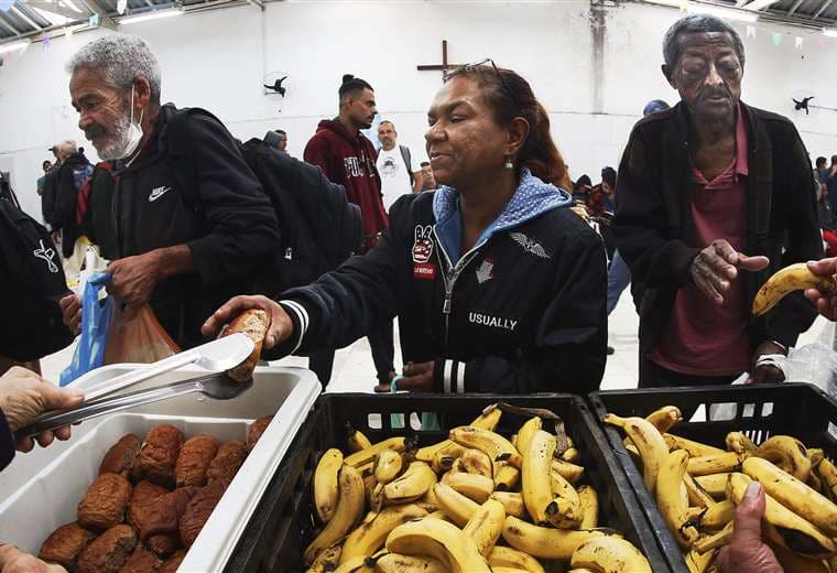 Personas sin hogar reciben alimentos en Brasil/Foto: AFP