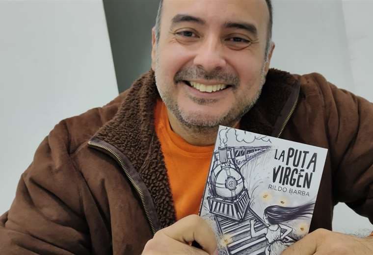 Rildo Barba  con su nuevo libro "La puta virgen"/Foto: Valentina Parra