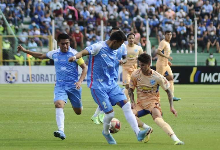 Rodríguez y Sagredo en un duelo por la pelota. Foto: APG