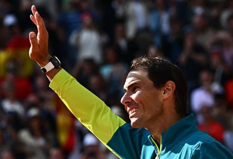 Rafael Nadal saluda al público tras la final de Roland Garros. Foto: AFP