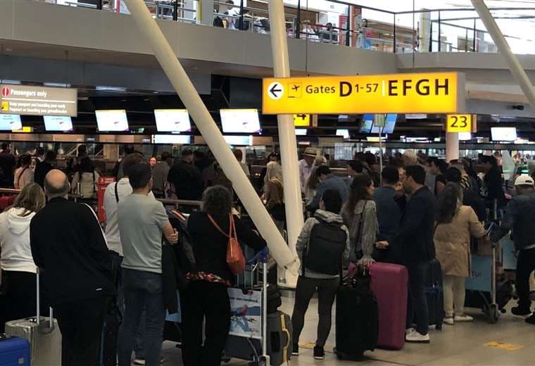 3 razones que explican el caos que se vive en muchos aeropuertos del mundo