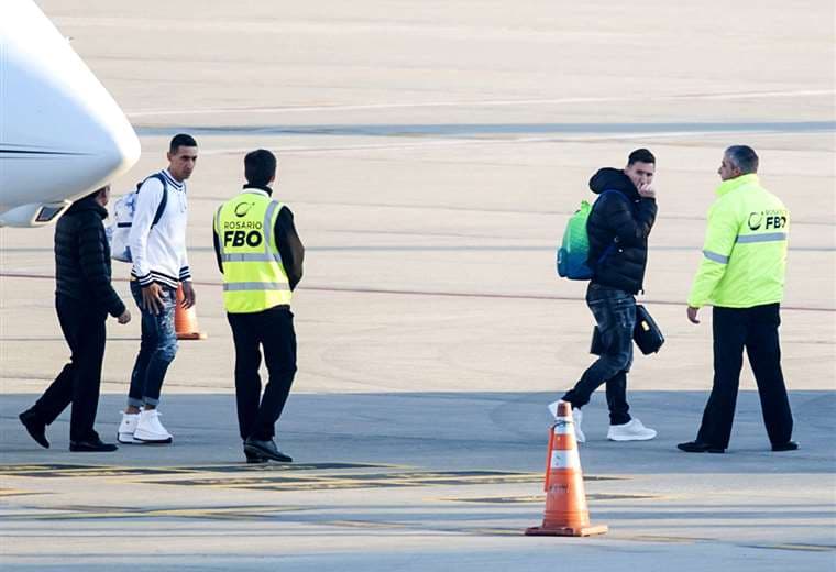 Di María y Messi (d) tras bajar del avión que los llevó a Rosario. Foto: AFP