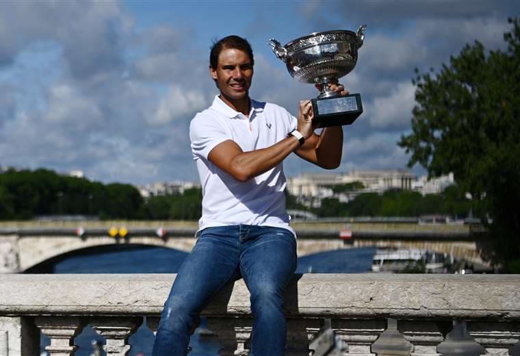 Rafael Nadal con el trofeo que ganó el domingo en Roland Garros. Foto: AFP