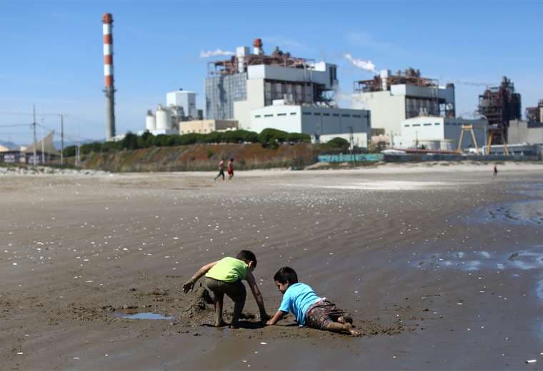 Niños juegan cerca de una termoeléctrica en Puchuncaví
