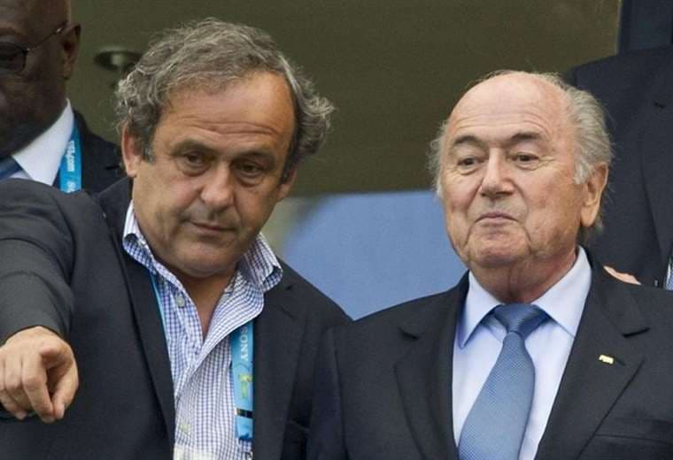 Platini (izq.) y Blatter se enemistaron debido a este problema. Foto: Internet