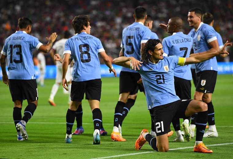 Festeja  Cavani, capitán de la selección uruguaya. Foto: AFP
