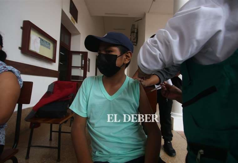 Brigadas médicas vacunan a estudiantes contra el Covid-19. Foto: Jorge Ibáñez