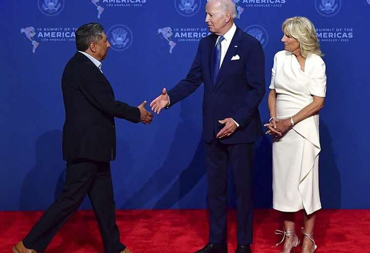 Mayta al momento de ser recibido por Biden y su esposa