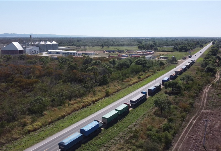 Largas filas de camiones con maíz en silos de Emapa en Mora /Foto: Santa Cruz Agropecuario