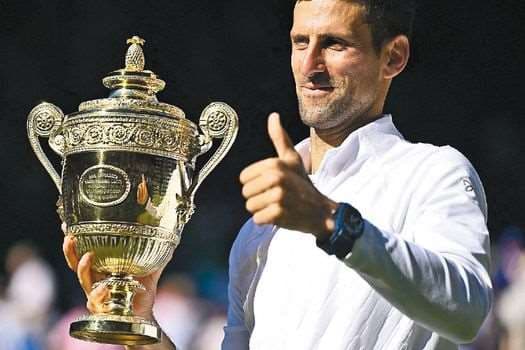 Novak Djokovic celebrando su victoria en Wimbledon