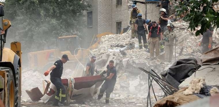 Rescatistas trabajan en el edificio atacado este domingo en Ucrania