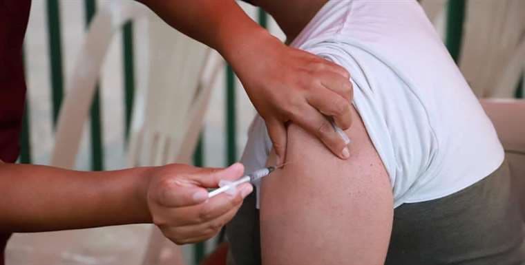 Las autoridades insisten en que la población se vacune/foto: Gobernación de Santa Cruz 